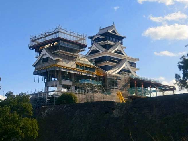 『復旧進む熊本城の大天守と小天守』の写真