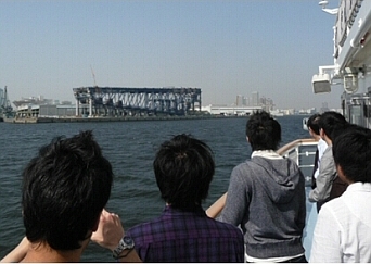東京港臨海大橋（仮称）のトラス部の一部分を地上で組み立ている様子
