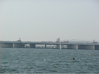 多摩川の流れをせき止めないために一部は桟橋構造となっています。