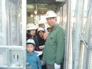 画像：工事用エレベータに乗車