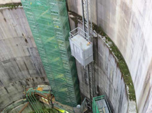 画像：工事用エレベータで入坑