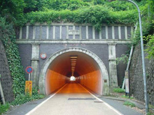 東隧道