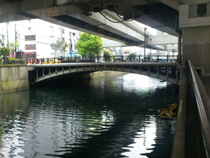 画像：西の橋（左側が元町商店街）