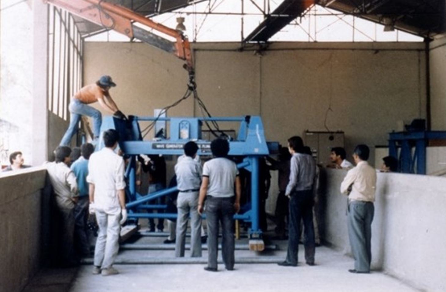 Photo 3: Installation status of wave generator in a wide tank under the guidance of a Japanese expert (July 1987)