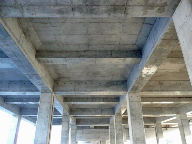 Development of a crack-less concrete using urea