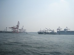 船が行き交う横浜港