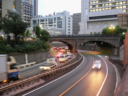 『水の流れを車に替えて』