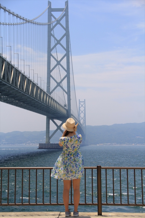 『明石海峡大橋を撮っている少女』の写真