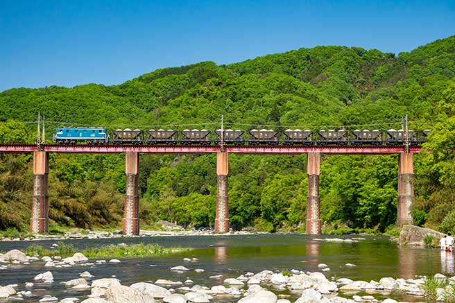 『初夏の荒川橋梁を渡る石灰輸送列車』の写真