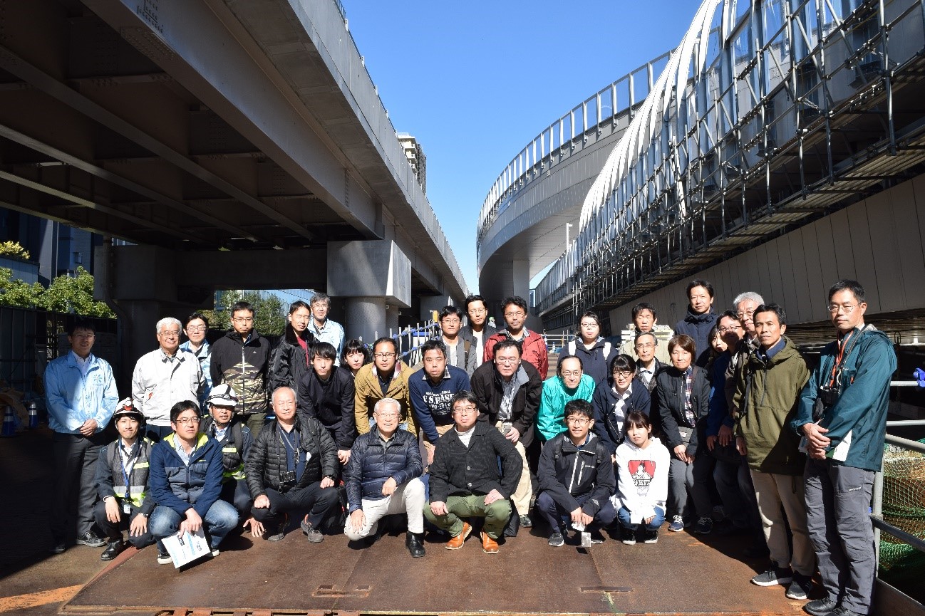 首都高速1号羽田線の参加者集合写真