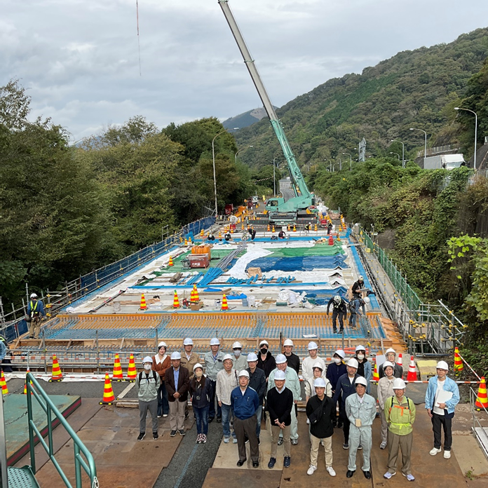 東名高速道路(特定更新等)所領橋他2橋床版取替工事