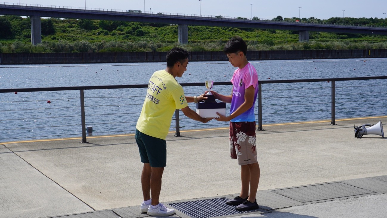 土木系学生によるコンクリートカヌー大会の様子