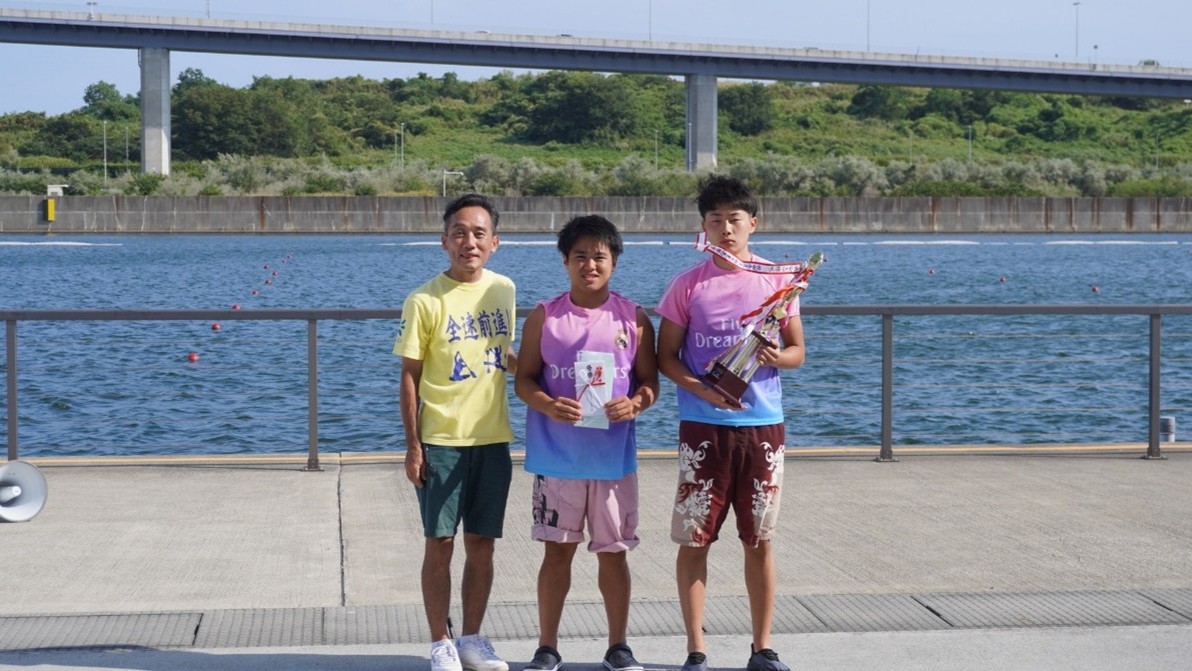 土木系学生によるコンクリートカヌー大会の様子