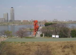 荒川知水資料館から旧岩淵水門を眺める。このすぐ下流の新岩淵水門で荒川と隅田川に分かれる。