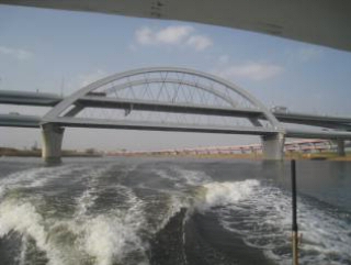 首都高中央環状線『五色桜大橋』をくぐる。