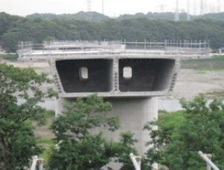 これは向こう側から築造している橋梁上部工の断面です。