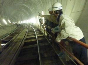 画像：作業用のトロッコレールが敷設されている調節池内部