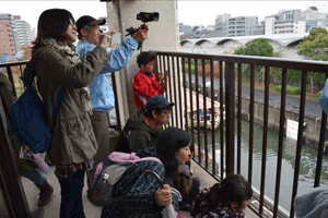 画像：みんな興味深々で見学していました