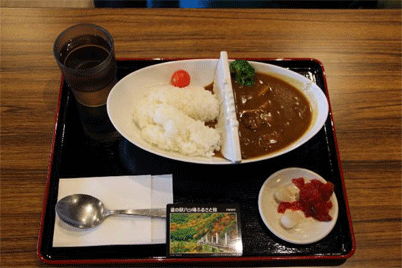 画像：道の駅の昼食ではダムカレー