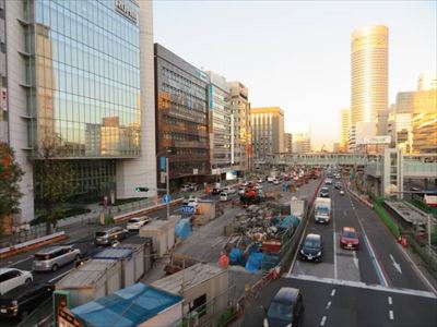 画像：歩道橋から見る路面覆工状況