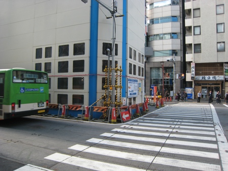 工事現場には道路の真ん中にある入り口から