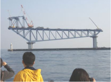 船からみた工事中の東京港臨海大橋（仮称）