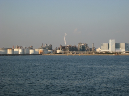 空港を過ぎると京浜工業地帯へ、海上からの見学もゴールに近づいてきました