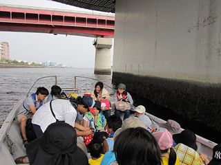 ３．橋の下で雨宿り