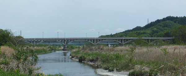 画像：写真１　東秋留橋（秋川下流より全景撮影）