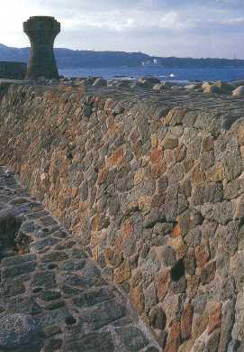 画像：大間港人造石（たたき）工法の防波堤