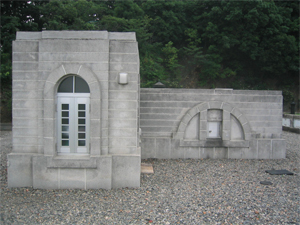 画像：緑町配水場接合井のデザインされたアーチ窓飾り