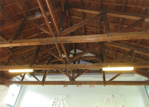 画像：写真１５　旧町屋変電所d　屋根組トラス、送電線引き込み口