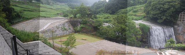 日川の堰堤と水制群