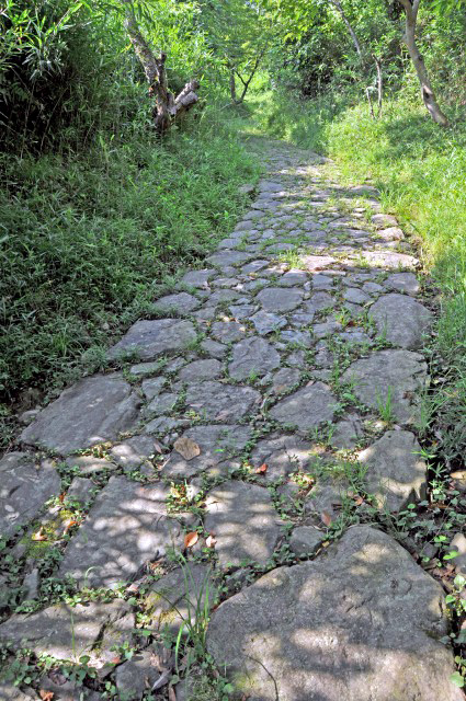 山陰道の石畳―駟馳山峠、蒲生峠