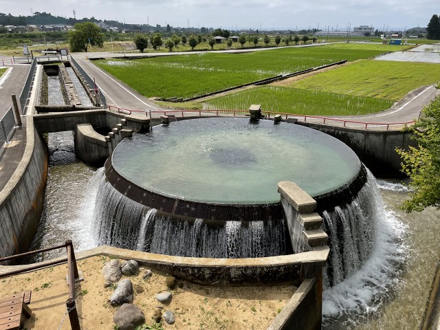 東山円筒分水槽