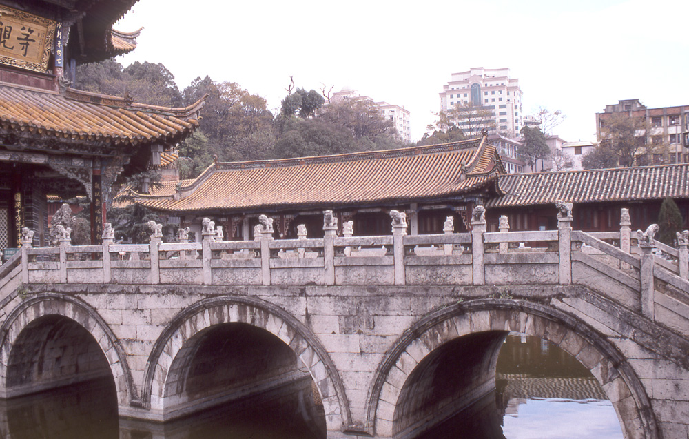 中国 昆明のアーチ橋