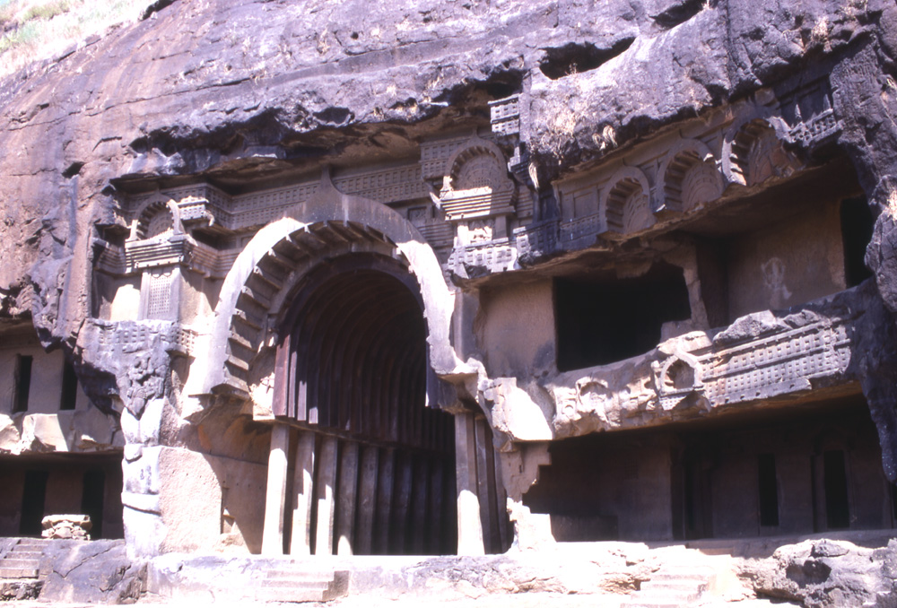 インド バージャー石窟寺院