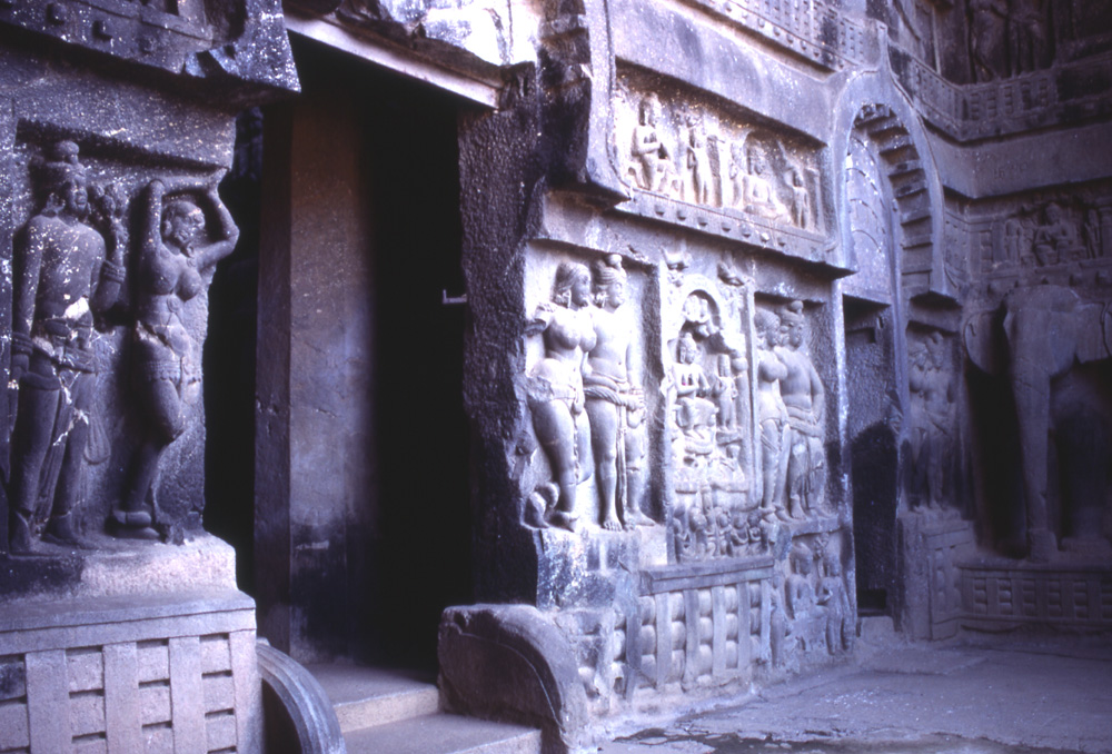 インド カールリー石窟寺院