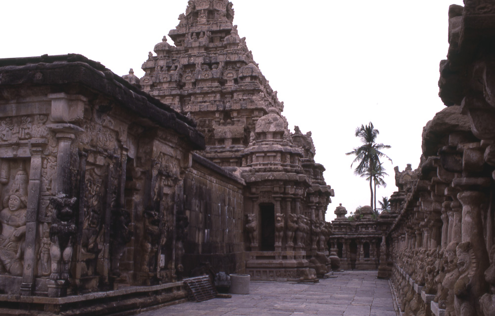 インド カイラーサナータ寺院