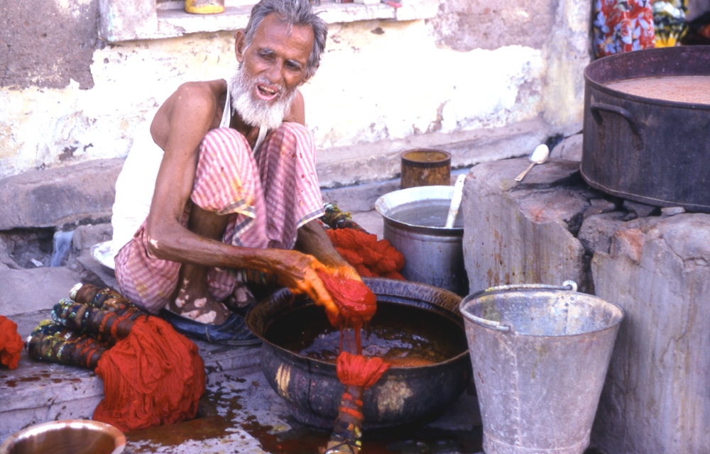 インド チュールーの染色職人