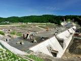 平成24年度技術賞Ｉグループ 北海道から世界に発信する新しいダム建設技術「台形CSGダム」−当別ダム建設事業−　堤体打設状況【右岸下流より】