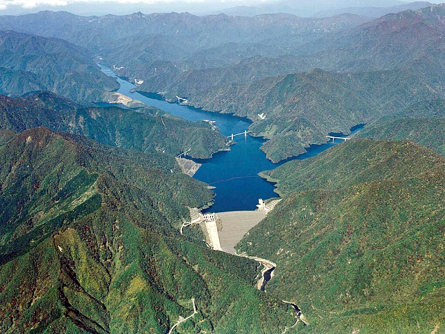 自然との共生に配慮した環境保全型ダムの建設とモニタリング調査に基づく評価　—徳山ダム—